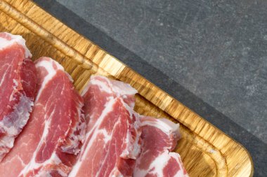 Çiğ et. Sığır eti ve domuz eti biftek bir ahşap tepsi