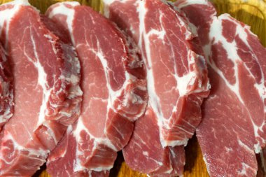 Çiğ et. Sığır eti ve domuz eti biftek bir ahşap tepsi