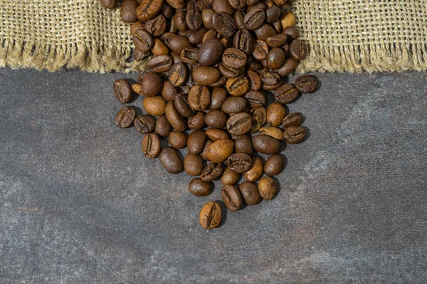 焙煎したコーヒー豆の食感の背景 コーヒー豆の背景 焙煎したコーヒー豆からの背景 — ストック写真