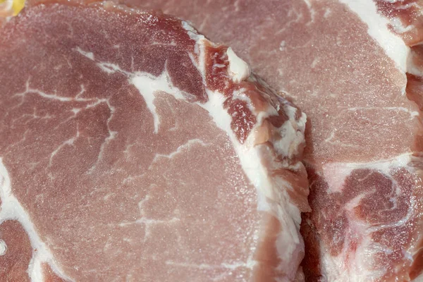 Daging Mentah Daging Sapi Dan Daging Babi Atas Baki Kayu — Stok Foto