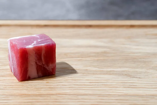 Daging Mentah Daging Sapi Dan Daging Babi Atas Baki Kayu — Stok Foto