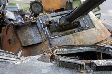 Rus, Ukrayna ile savaşta askeri teçhizatı yok etti. Kırık tanklar, savaş araçları ve Ukrayna 'nın Kyiv bölgesindeki Rus işgalcilerinin yanmış askeri ekipmanları.