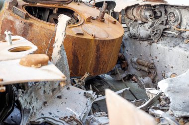 Rus, Ukrayna ile savaşta askeri teçhizatı yok etti. Kırık tanklar, savaş araçları ve Ukrayna 'nın Kyiv bölgesindeki Rus işgalcilerinin yanmış askeri ekipmanları.