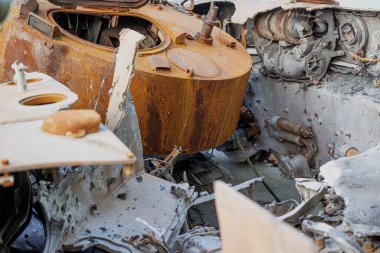 Rus, Ukrayna ile savaşta askeri teçhizatı yok etti. Kırık tanklar, savaş araçları ve Ukrayna 'nın Kyiv bölgesindeki Rus işgalcilerinin yanmış askeri ekipmanları.