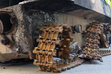 Rus, Ukrayna ile savaşta askeri teçhizatı yok etti. Kırık tanklar, savaş araçları ve Ukrayna 'nın Kyiv bölgesindeki Rus işgalcilerinin yanmış askeri ekipmanları.