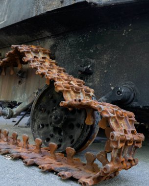 Rus, Ukrayna ile savaşta askeri teçhizatı yok etti. Kırık tanklar, savaş araçları ve Ukrayna 'nın Kyiv bölgesindeki Rus işgalcilerinin yanmış askeri ekipmanları.