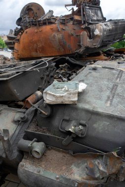 KYIV REGION, UKRAINE 05.04.2022 Irpin, Bucha, Dmitrivka. Kyiv 'in banliyölerindeki Rus ordusunun vahşeti. Rus T-72 tankı Ukrayna ordusu tarafından etkisiz hale getirildi. Rusya 'nın Ukrayna' ya karşı savaşı.