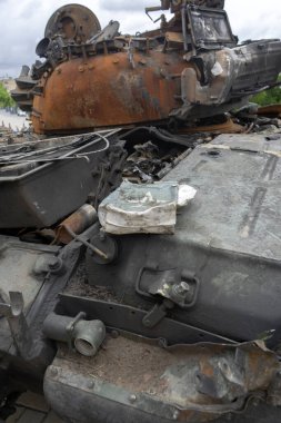 KYIV REGION, UKRAINE 05.04.2022 Irpin, Bucha, Dmitrivka. Kyiv 'in banliyölerindeki Rus ordusunun vahşeti. Rus T-72 tankı Ukrayna ordusu tarafından etkisiz hale getirildi. Rusya 'nın Ukrayna' ya karşı savaşı.