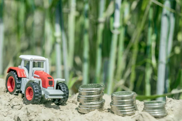 Conceito Agricultura Com Colheita Trator Dinheiro Simbolizando Sobre Colheita Ganhando — Fotografia de Stock