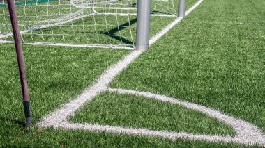 Yapay bir futbol sahasında beyaz işaretler.