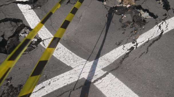 Επικίνδυνο Τμήμα Δρόμου Κατεστραμμένη Άσφαλτο Τόπος Του Ατυχήματος Είναι Περιφραγμένος — Αρχείο Βίντεο