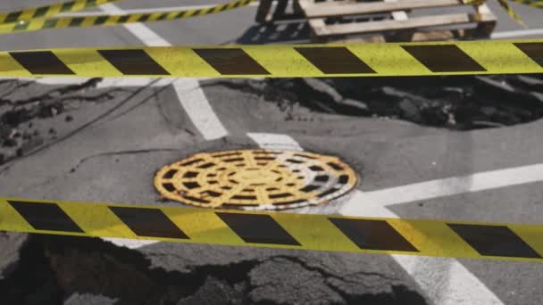 Επικίνδυνο Τμήμα Δρόμου Κατεστραμμένη Άσφαλτο Τόπος Του Ατυχήματος Είναι Περιφραγμένος — Αρχείο Βίντεο