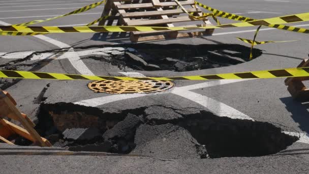 Dangerous Stretch Road Damaged Asphalt Accident Site Fenced Black Yellow — Vídeo de stock