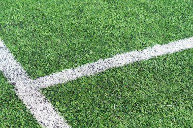 Yapay bir futbol sahasında beyaz işaretler.