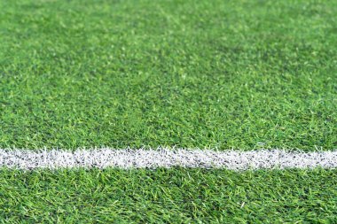 Yapay bir futbol sahasında beyaz işaretler.