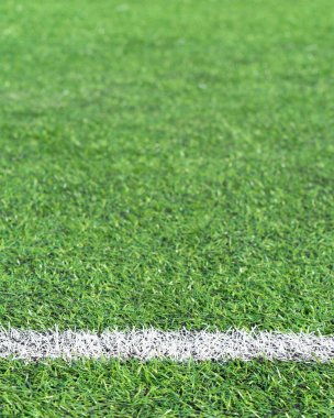 Yapay bir futbol sahasında beyaz işaretler.