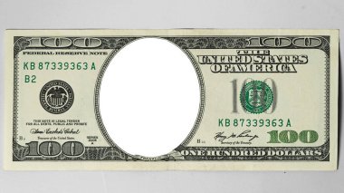 Para, Amerikan dolarları. Kağıt para gümüş paralarla masaya saçıldı. Finansal ve ekonomik kavramlar için fotoğraf.