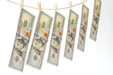 Para, Amerikan dolarları. Kağıt para gümüş paralarla masaya saçıldı. Finansal ve ekonomik kavramlar için fotoğraf.