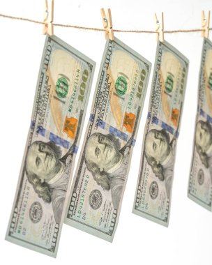 Para, Amerikan dolarları. Kağıt para gümüş paralarla masaya saçıldı. Finansal ve ekonomik kavramlar için fotoğraf.