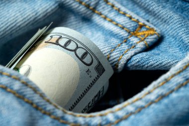 Kot pantolonun cebinden kağıt para çıkıyor. Dolarlık banknotlar yakın plan. Para, Amerikan dolarları. - Evet. Maliye ve ekonomi kavramları için fotoğraf.