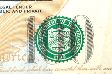 Dolar banknotlarının yakın çekim elemanları. Para, Amerikan dolarları. Kağıt para masanın üzerine saçıldı. Maliye ve ekonomi kavramları için fotoğraf.
