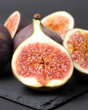 Siyah bir arka planda incirler parçalara ayrılır.