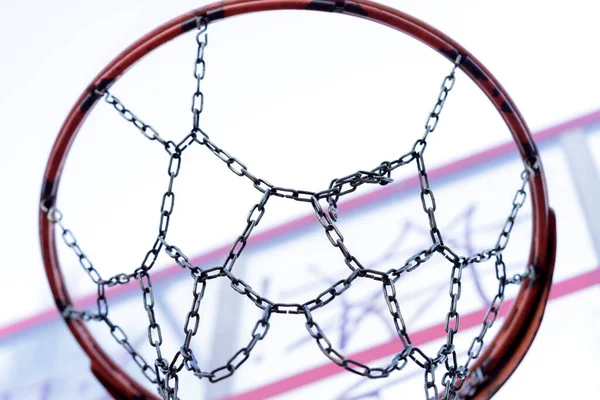 Basketballkorb Auf Einem Sportplatz Vor Blauem Himmel — Stockfoto