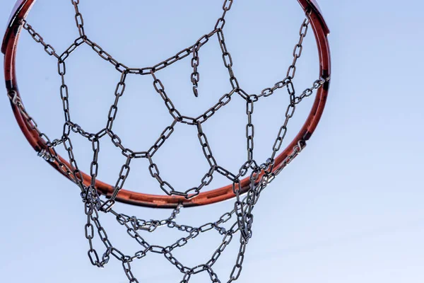 Baloncesto Aro Campo Deportes Contra Cielo Azul —  Fotos de Stock