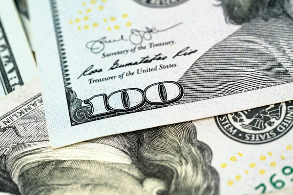 Pieniądze Dolary Amerykańskie Papierowe Pieniądze Rozrzucone Stole Srebrnymi Monetami Zdjęcie — Zdjęcie stockowe