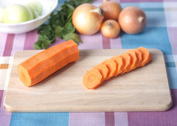 dilimlenmiş havuç, maydanoz ve soğan