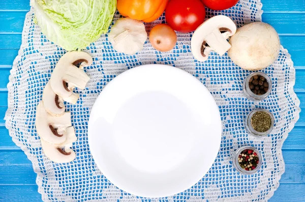 Beyaz peçete ve sebze tabağı