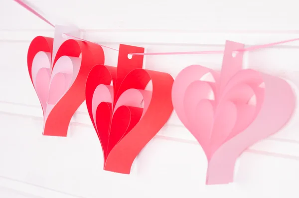 Kırmızı ve pembe kağıt kalpler çelenk