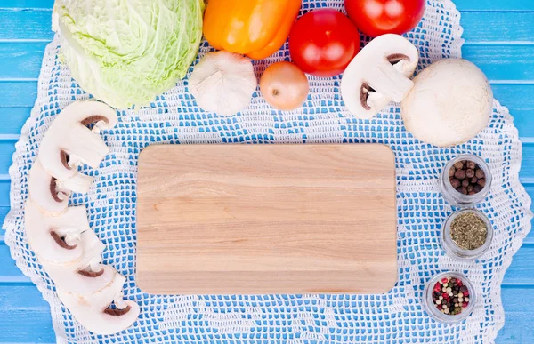 bir kesme tahtası beyaz peçete ve sebze