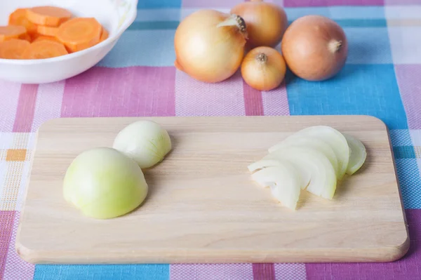 Doğranmış soğan ve havuç.