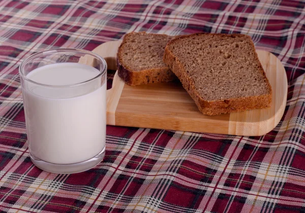bir bardak süt ve siyah ekmek