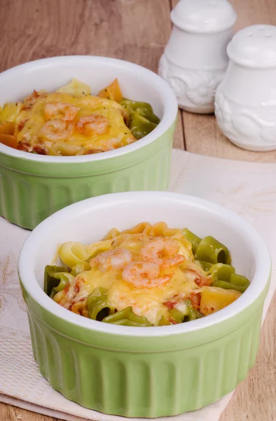 kalp şeklinde pasta peynir ve ahşap bir masa üzerinde karides ile