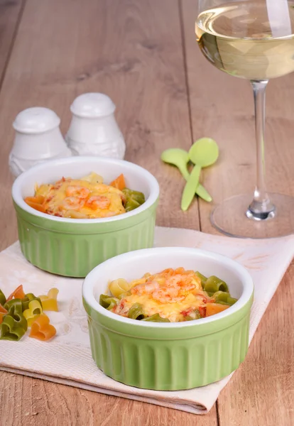 kalp şeklinde pasta peynir, karides ve şarap ile