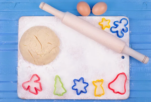 çerez bir tahta üzerinde renkli formları ile dought