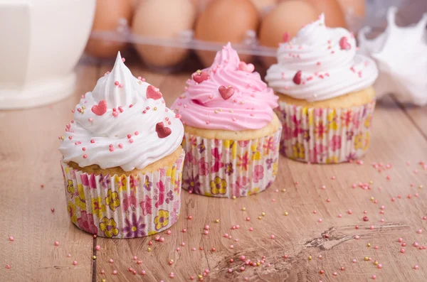 Cupcakes with white and pink cream — Stock Photo, Image