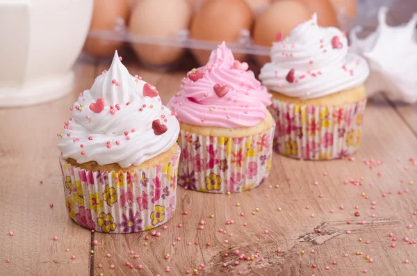 cupcakes beyaz ve pembe krem