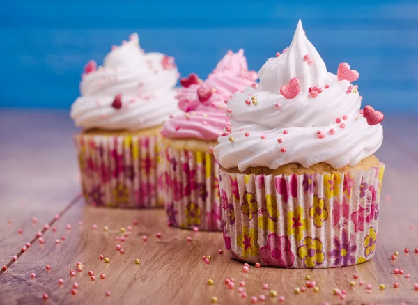 cupcakes beyaz ve pembe mavi arka plan ile krem