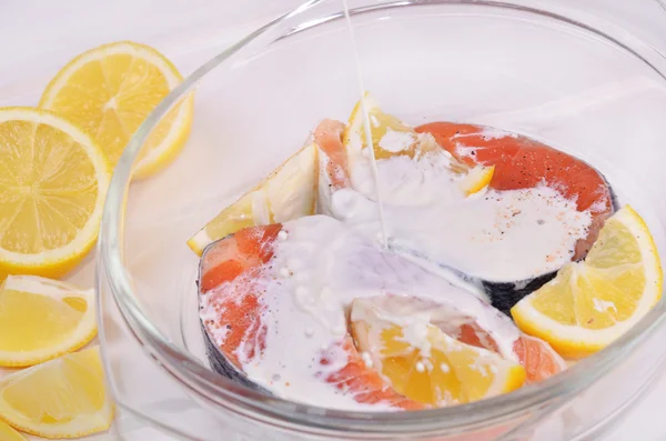 Limonlu çiğ alabalık biftek