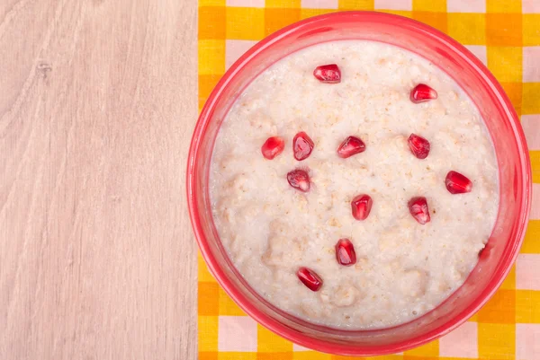 garnet tablo yakın çekim üzerinde kase yulaf ezmesi