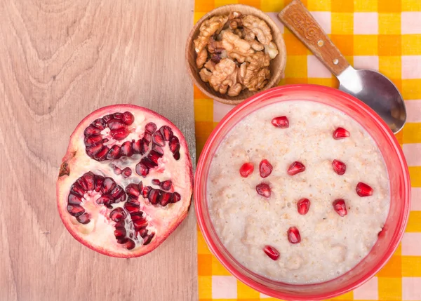 garnet tablo yakın çekim üzerinde kase yulaf ezmesi