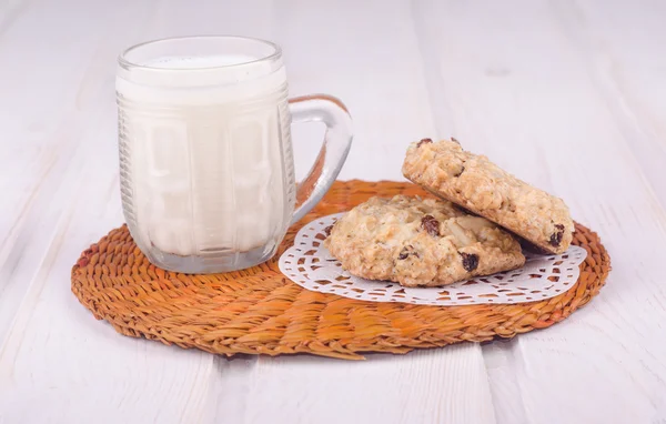 ev yapımı yulaflı kurabiye fındık ve kuru üzüm ve süt ile