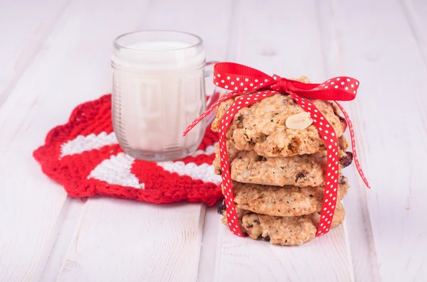 ev yapımı yulaflı kurabiye fındık ve kırmızı kurdele ile süt ile
