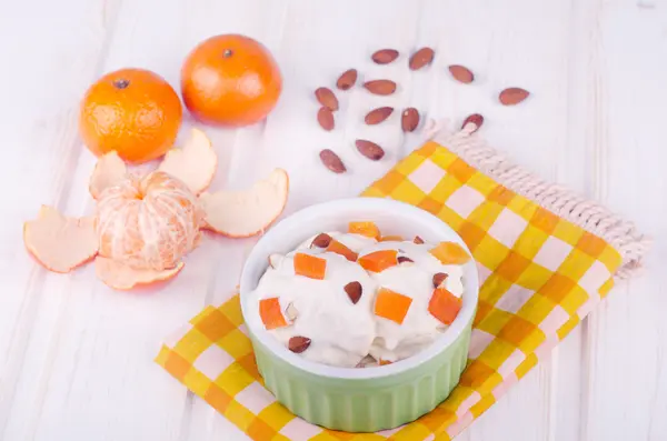 Мороженое с мандарином и миндалем — стоковое фото