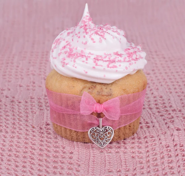 kalp ve kurdele ile cupcake