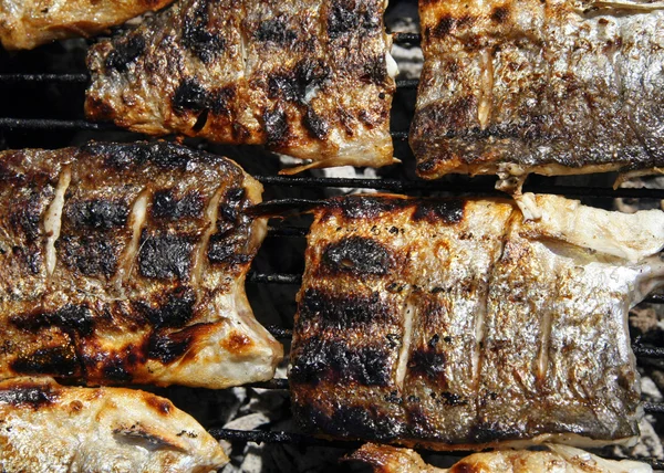 Барбекю зі смачною смаженою рибою на грилі — стокове фото