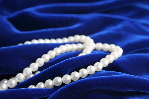 Collier de perles sur velours bleu — Photo